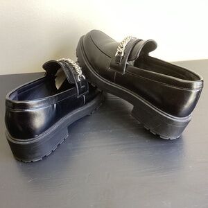 Ladies YETIER Platform Loafers Black Silver Accent Chain Size 9